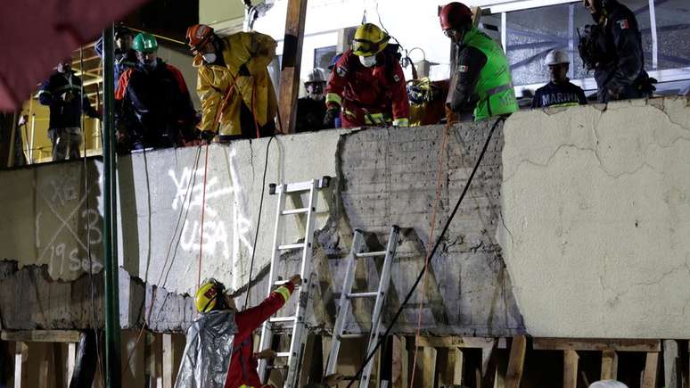 Agentes trabalham em resgate em escola mexicana após terremoto