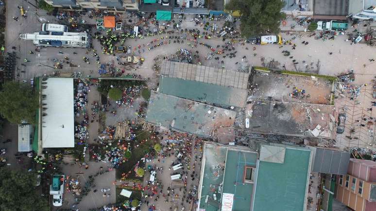 Visão aérea da escola mexicana que caiu após terremoto