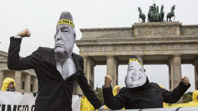 Pacifistas fazem protesto na Alemanha contra retórica de ameaças de Trump e Kim Jong Un, retratados com máscaras