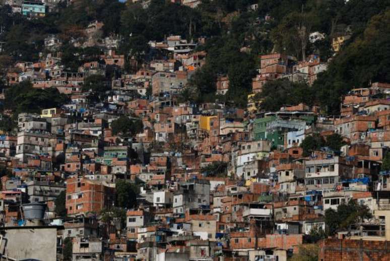 Por causa da intensa troca de tiros, a Polícia Militar fechou a Auto-estrada Lagoa-Barra desde o Shopping Fashion Mall, em frente à Rocinha, até a Gávea