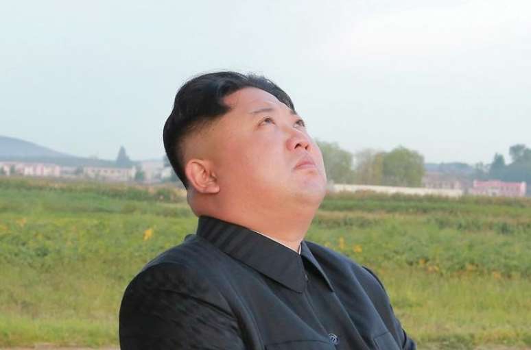 Kim Jong Un em lançamento de míssil Hwasong-12 
 16/9/2017    KCNA via REUTERS 