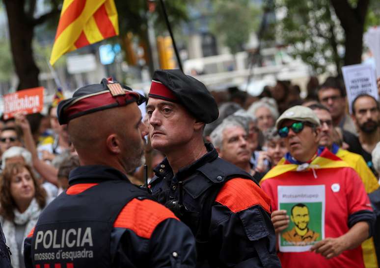 Polícia regional da Catalunha, durante protesto, em Barcelona 22/09/2017 REUTERS/Susana Vera