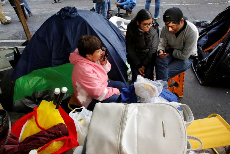 Pessoas aguardam notícias sobre parentes após terremoto na Cidade do México
 22/9/2017    REUTERS/Henry Romero