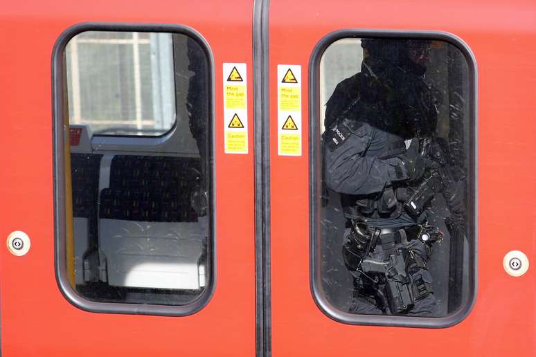 Polícia inspeciona metrô após incidente com bomba em Londres
 15/9/2017    REUTERS/Hannah McKay