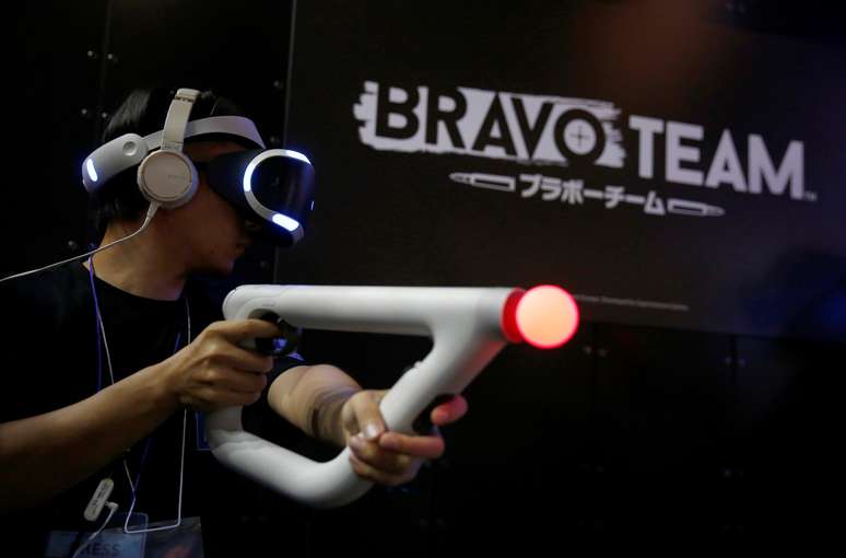 Jovem testa jogo interativo "Bravo Team" da Sony durante a Tokyo Game Show em Chiba, Japão
21/09/2017 REUTERS/Kim Kyung-Hoon