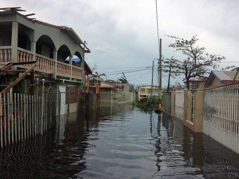 Rua alagada em Catano, ao sul de Porto Rico, após passagem do furacão Maria
 21/9/2017    REUTERS/Dave Graham