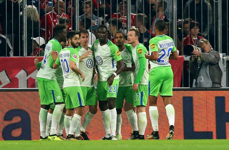Jogadores do Wolfsburg comemoram segundo gol marcado contra o Bayern de Munique pelo Campeonato Alem&atilde;o
22/09/2017 REUTERS/Michael Dalder