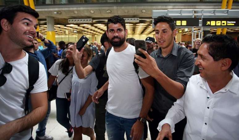 Diego Costa é recebido por torcedores do Atlético de Madrid no aeroporto (Foto: Divulgação/Twitter)