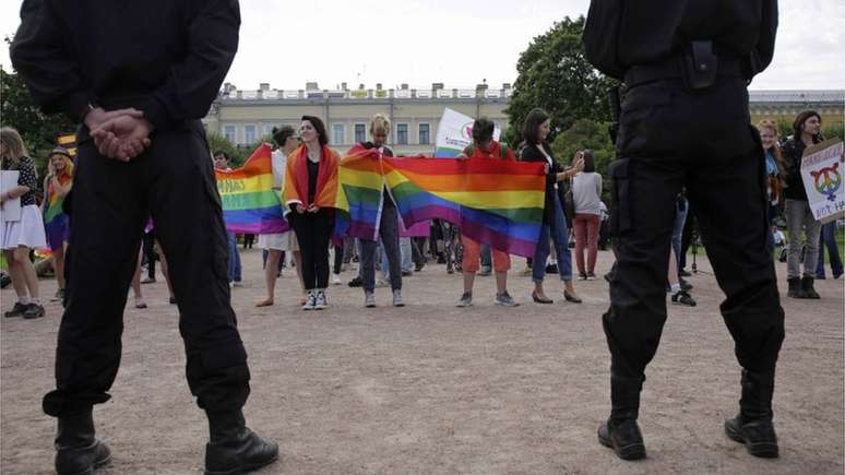 Policiais observam parada gay em São Petesburgo este ano Foto: Reuters 