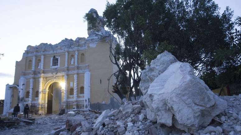 O abalo sísmico derrubou a cúpula da igreja do Apóstolo Santiago em Atzala, Puebla. Crédito: EPA/Francisco Guasco 