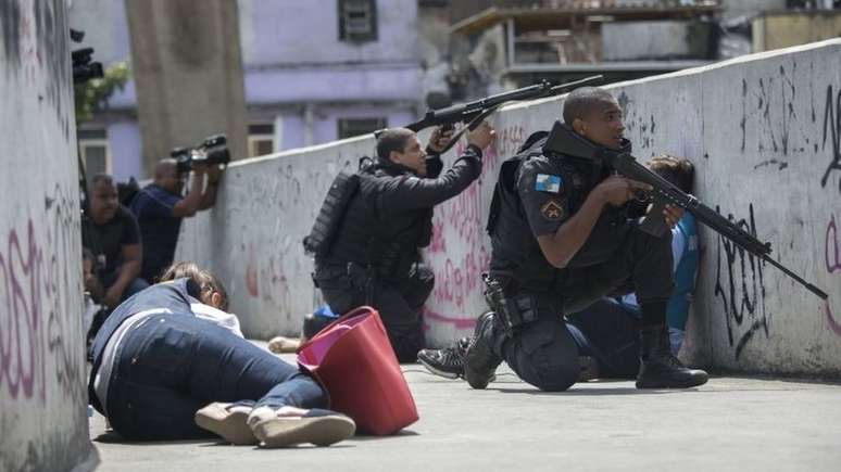 Jornalistas se escondem durante operação policial