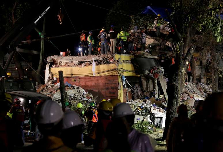 Equipes de resgate trabalham nos escombros de prédio residencial no México