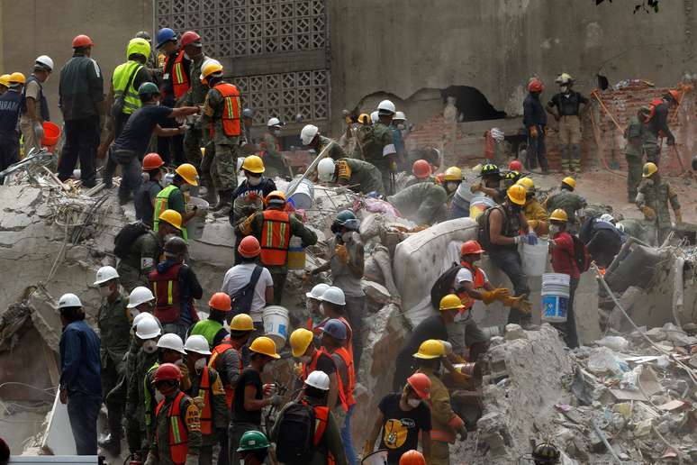 Voluntários israelenses trabalham com mexicanos nas buscas por sobreviventes após o terremoto no México