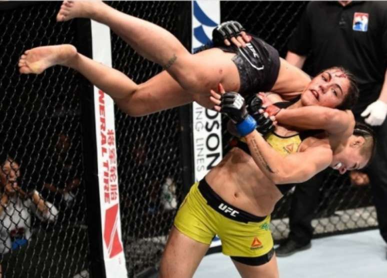 J. Andrade (amarelo) superou Claudinha no Japão Divulgação UFC