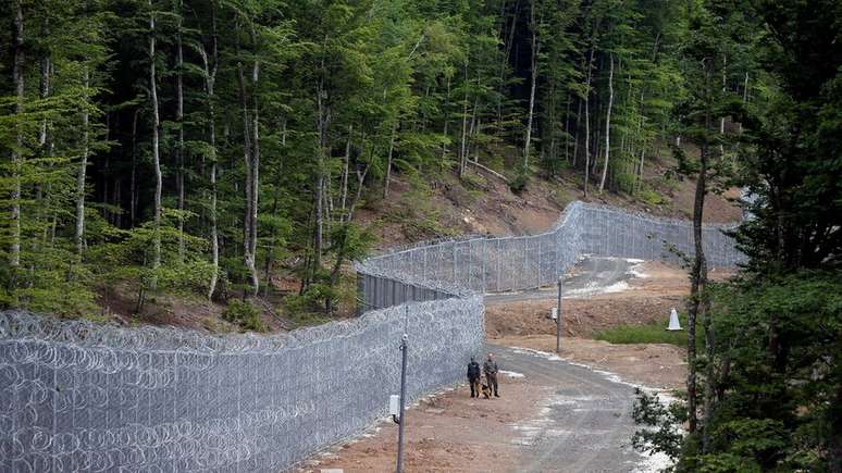 Bulgária ergue 260 km de cerca na fronteira com a Turquia 