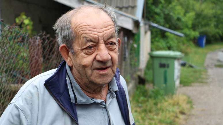 Boyan, de 70 anos, do vilarejo Kalotinsi no oeste da Bulgária, reclama dos políticos 