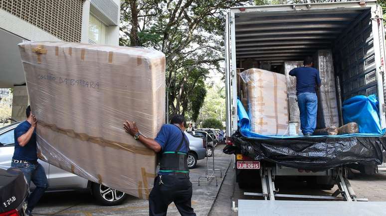 Pertences do ex-deputado Eduardo Cunha sendo retirados de apartamento funcional em 2016; troca de ocupantes significa, também, troca de alguns móveis (Foto: Antonio Cruz/ Agência Brasil) 