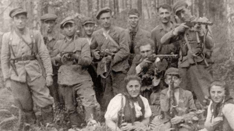 Marian Burstein (terceiro da esquerda para a direita) juntou-se aos partisans em 1942; sua história de sobrevivência inspirou Museu do Holocausto no Brasil | Foto: Arquivo de Família 