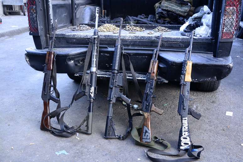 Cinco criminosos são presos após novo tiroteio na Rocinha, Zona Sul do Rio de Janeiro (RJ), na manhã deste sábado (23). Com eles foi apreendida farta quantidade de armas e munição.