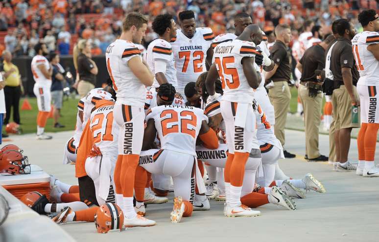 Protesto de jogadores do Cleveland Browns durante hino nacional