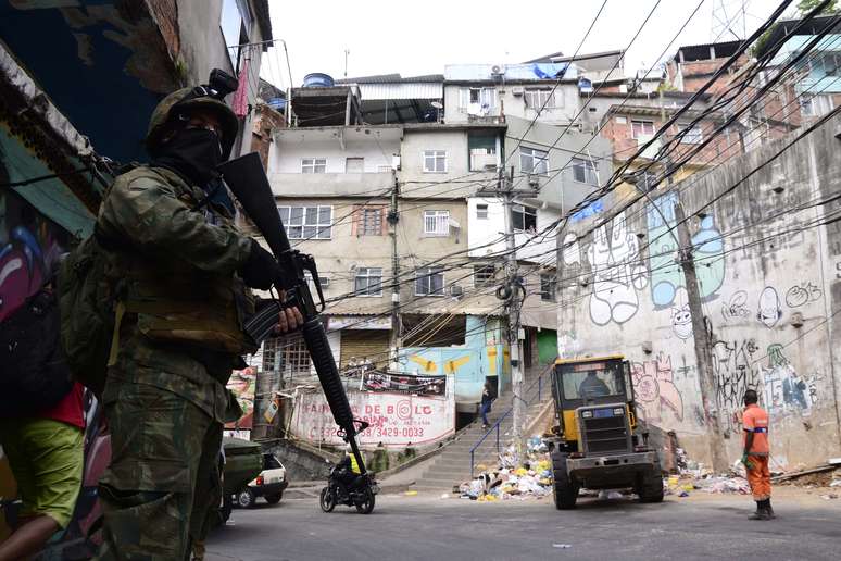 Forças Armadas cercaram a favela da Rocinha, no Rio de Janeiro