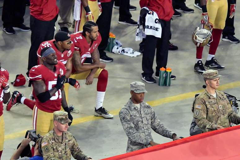 Protesto de jogadores do San Francisco 49ers durante hino nacional