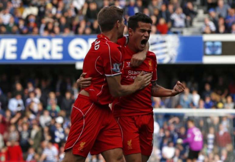 Philippe Coutinho e Gerrard jogaram juntos no Liverpool (AFP PHOTO / ADRIAN DENNIS)