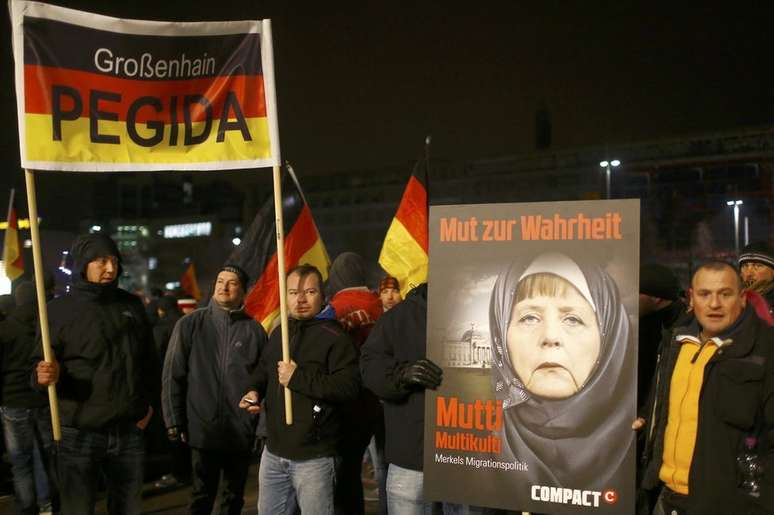 Pegida faz protesto em Leipzig, em foto de 2015; nacionalistas de direita se opõem à política de Merkel de abertura de fronteiras para imigrantes 