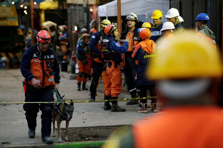Membro da equipe de resgate argentina trabalha junto aos mexicanos na busca por corpos e sobreviventes