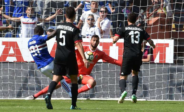 Duvan Zapata, do Sampdoria, marca contra o Milan