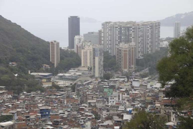 O espaço aéreo na região da favela da Rocinha, na zona sul da cidade, “está controlado com restrições dinâmicas enquanto houver tropas na região, por razões de segurança