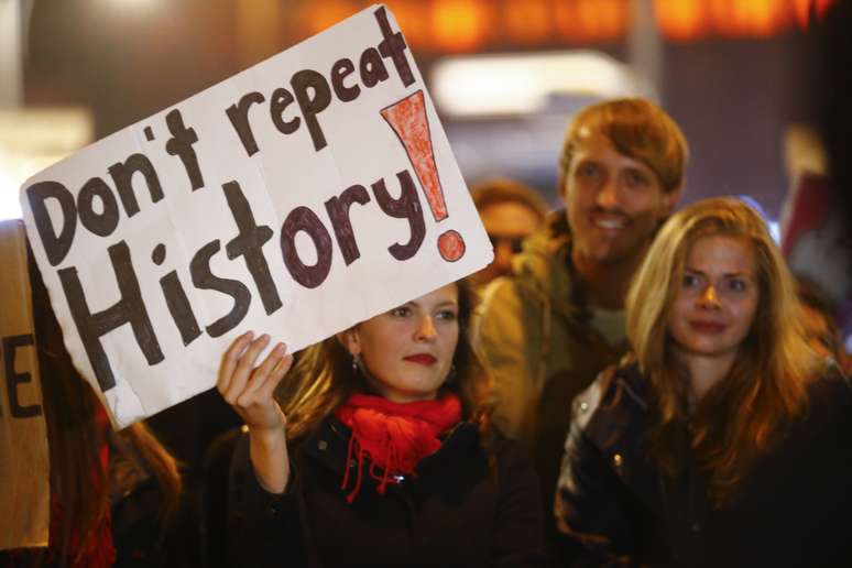 Manifestante segura cartaz com dizeres "Não repita a história" durante protesto contra o partido anti-imigração Alternativa para Alemanha, após eleição nacional, em Berlim 24/09/2017 REUTERS/Hannibal Hanschke
