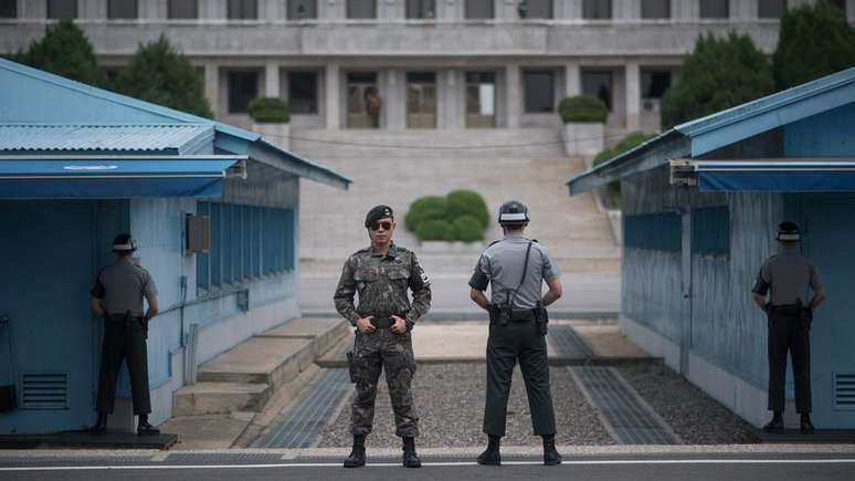 Soldados sul-coreanos fazem guarda na fronteira entre as Coreias, em foto de 2 de agosto de 2017
