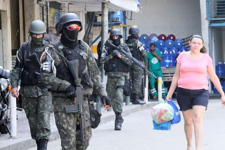 Movimentação do Exército na Rocinha, Zona Sul do Rio de Janeiro (RJ), na manhã desta segunda-feira (25).