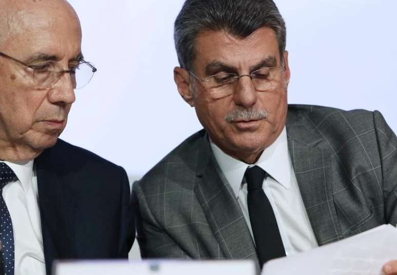 Ministro da Fazenda, Henrique Meirelles, e senador Romero Juc&aacute; em Bras&iacute;lia
20/05/2016 REUTERS/Adriano Machado 