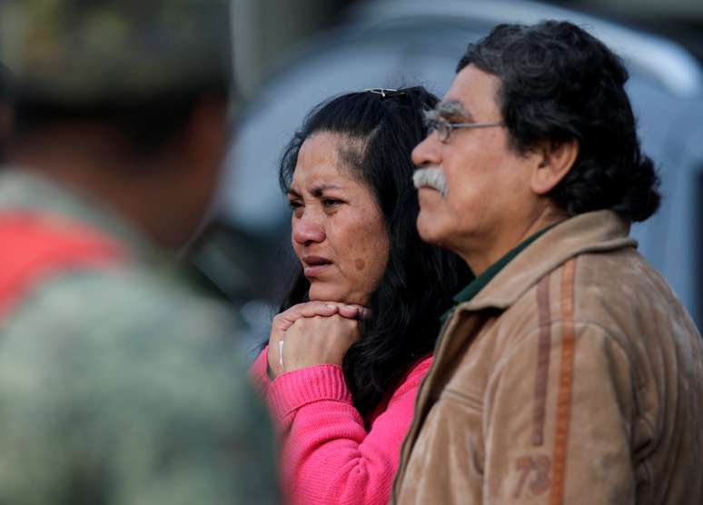 Familiares aguardam informação de buscas em prédio que desmoronou na Cidade do  México
  26/9/2017   REUTERS/Jose Luis Gonzalez