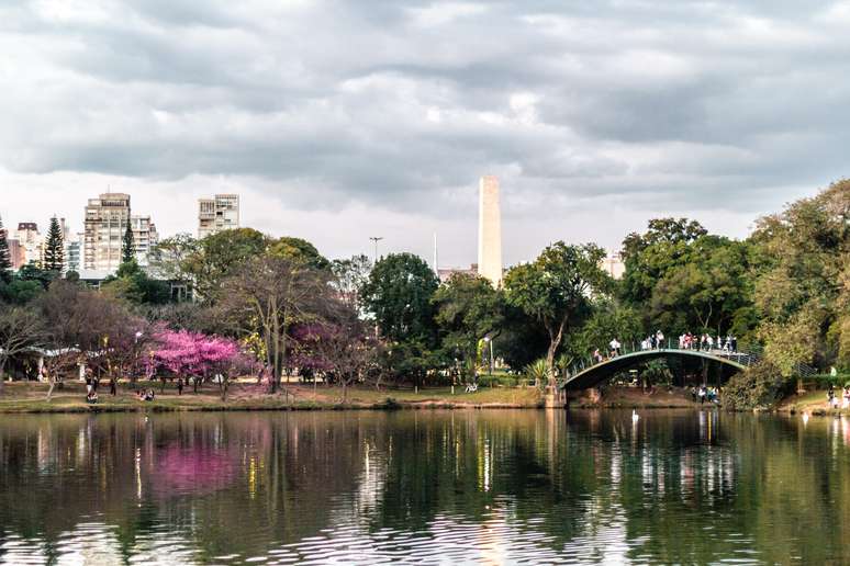 <p><strong>Parque do Ibirapuera</strong></p><p>Um dos pontos turísticos mais visitados de São Paulo é o <strong>Parque do Ibirapuera</strong>. São muitos e muitos metros de áreas verdes, jardins, espaços para se exercitar e admirar a bela paisagem. Para quem gosta de um passeio gratuito e de fácil acesso, o local é uma ótima opção. </p>