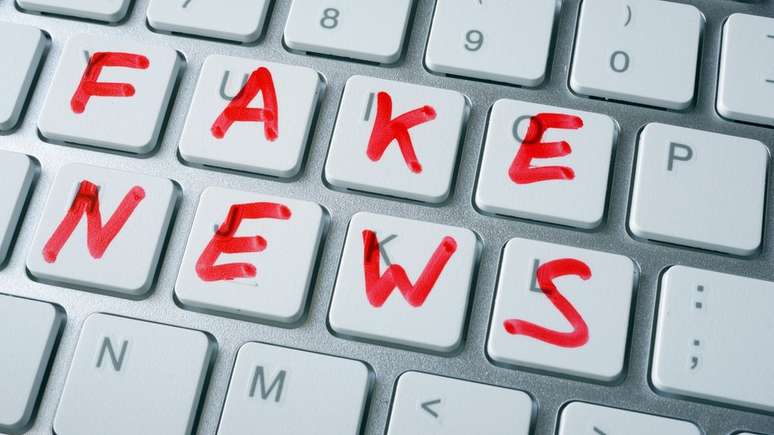 Teclado de computador com a inscri&ccedil;&atilde;o "fake news"