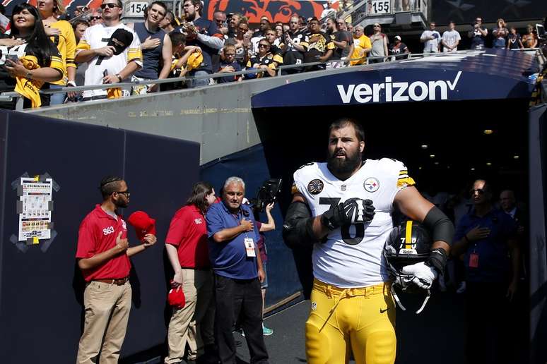 Alejandro Villanueva se apresentou sozinho no momento do hino nacional dos EUA em partida da NFL, quando seus colegas de time, como forma de protesto contra Donald Trump, permaneceram no vestiário.