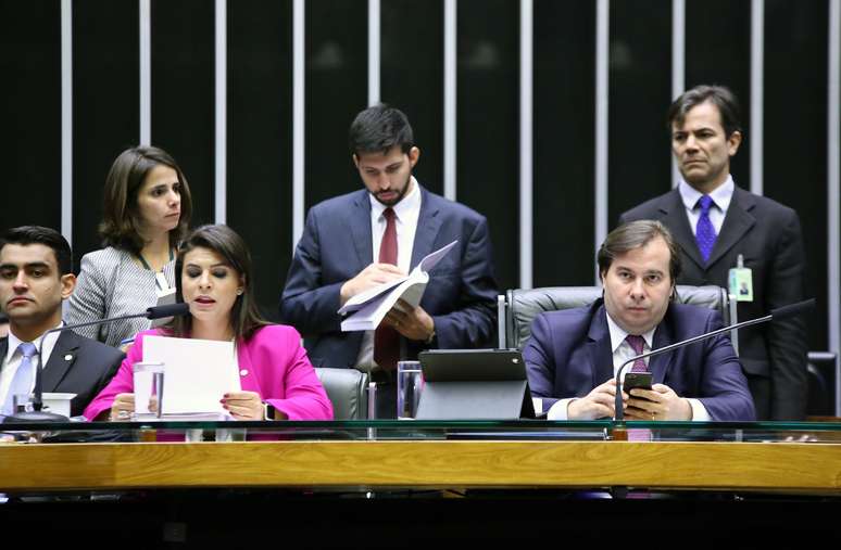 Presidente da Câmara dos Deputados, deputado Rodrigo Maia (DEM-RJ) e Segunda-Secretária da Câmara, deputada Mariana Carvalho (PSDB-RO)
