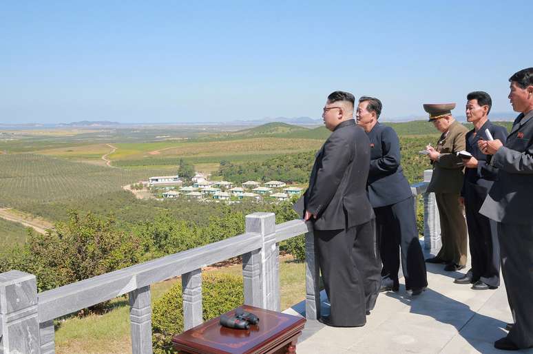 Kim Jong-Un observa campo na Coreia do Norte