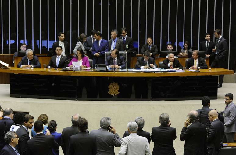 A segunda secretária da Câmara Deputados, Mariana Carvalho, faz a leitura da denúncia contra Temer na Câmara