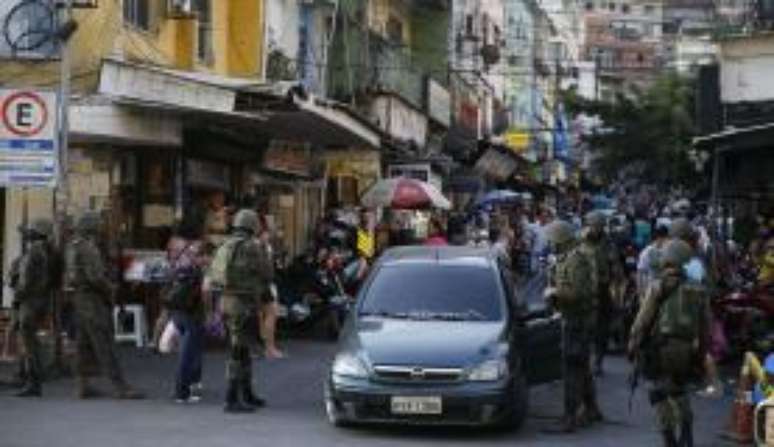 Rio de Janeiro - Militares continuam na favela da Rocinha para combater confrontos entre facções de traficantes de drogas