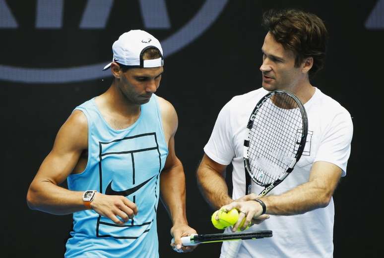 Treinador e ex-tenista Carlos Moya (D) conversa com Rafael Nadal durante treino em Melbourne, na Austrália
15/01/2017 REUTERS/Issei Kato