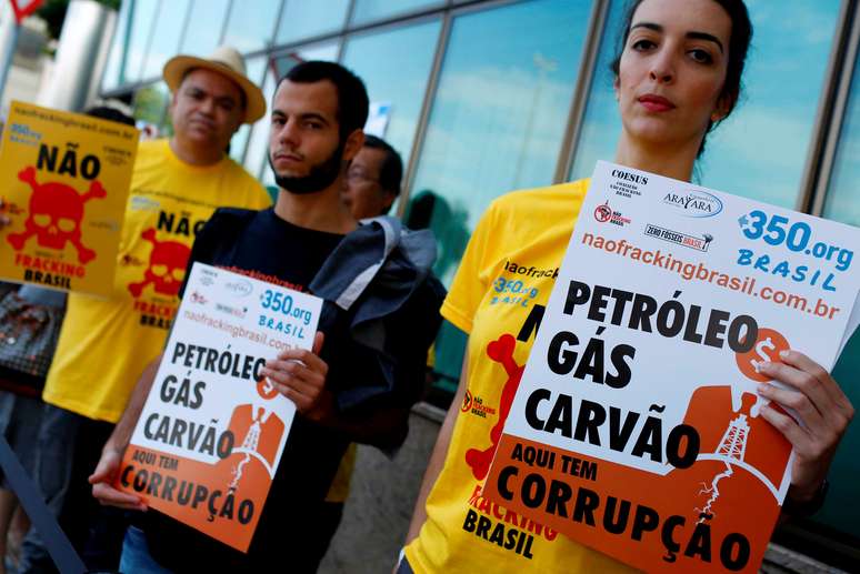 Protesto em frente a hotel onde acontece leilão na 14ª Rodada de Licitação de áreas de petróleo e gás, no Rio de Janeiro 27/09/2017 REUTERS/Bruno Kelly