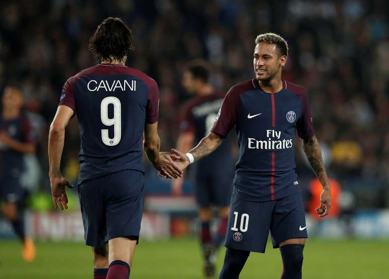 Neymar cumprimenta Cavani em vit&oacute;ria do Paris St Germain contra o Bayern  
  27/9/2017   REUTERS/Benoit Tessier
