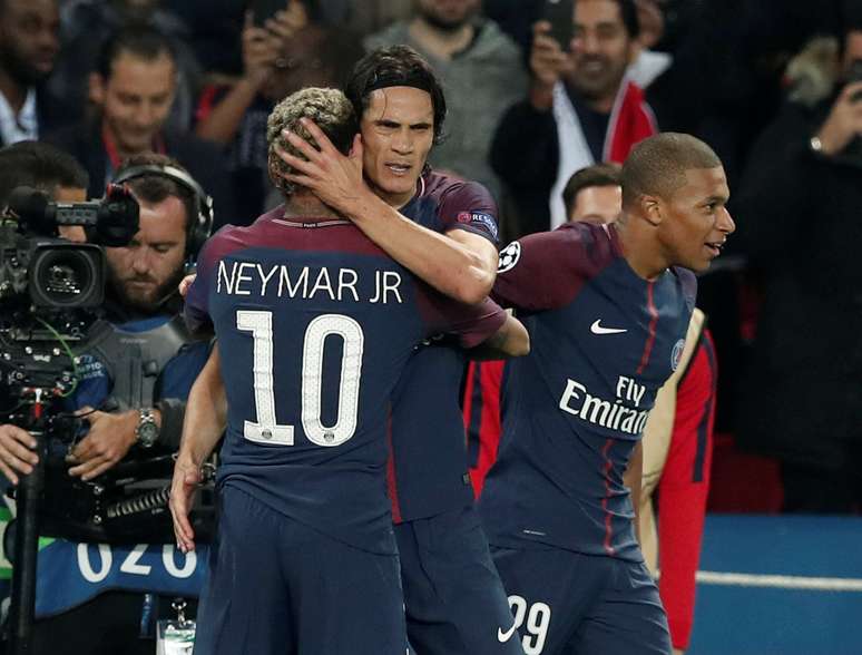 Neymar comemora seu gol com Cavani