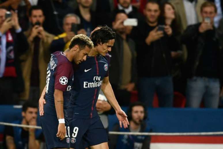 Neymar e Cavani se abraçaram (Foto: CHRISTOPHE SIMON / AFP)