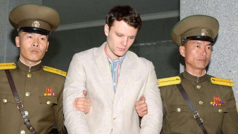 Otto Warmbier morreu pouco depois de ser libertado e repatriado, de maca - a foto acima é de quando foi preso 