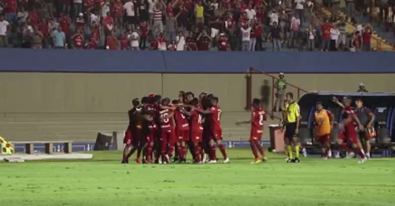 Jogadores do Vila Nova comemoram o gol de pênalti marcado por Alan Mineiro, na vitória de 3 a 0 sobre o CRB